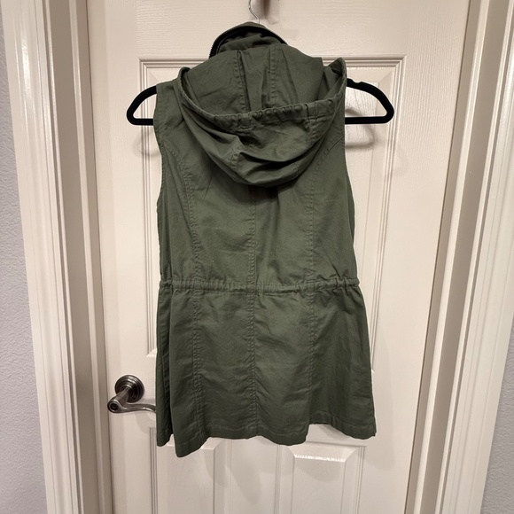 41 Hawthorn Vest Jacket in green with hood - Picture 3 of 9